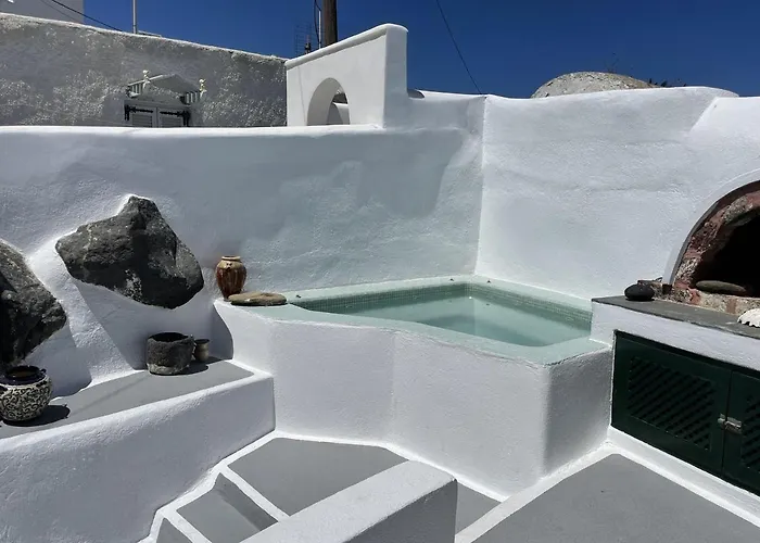 Charming 2-Bed Villa In Thera With Outdoor Hot Tub Φηρά