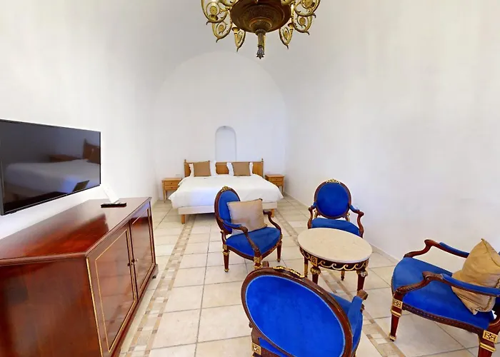 Golden Grey Goose Apartment Fira 