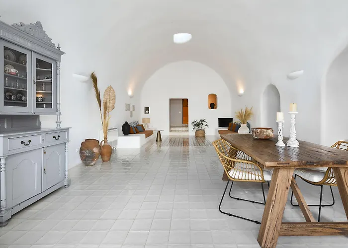 Luna Santorini Suites Pyrgos Kallistis
